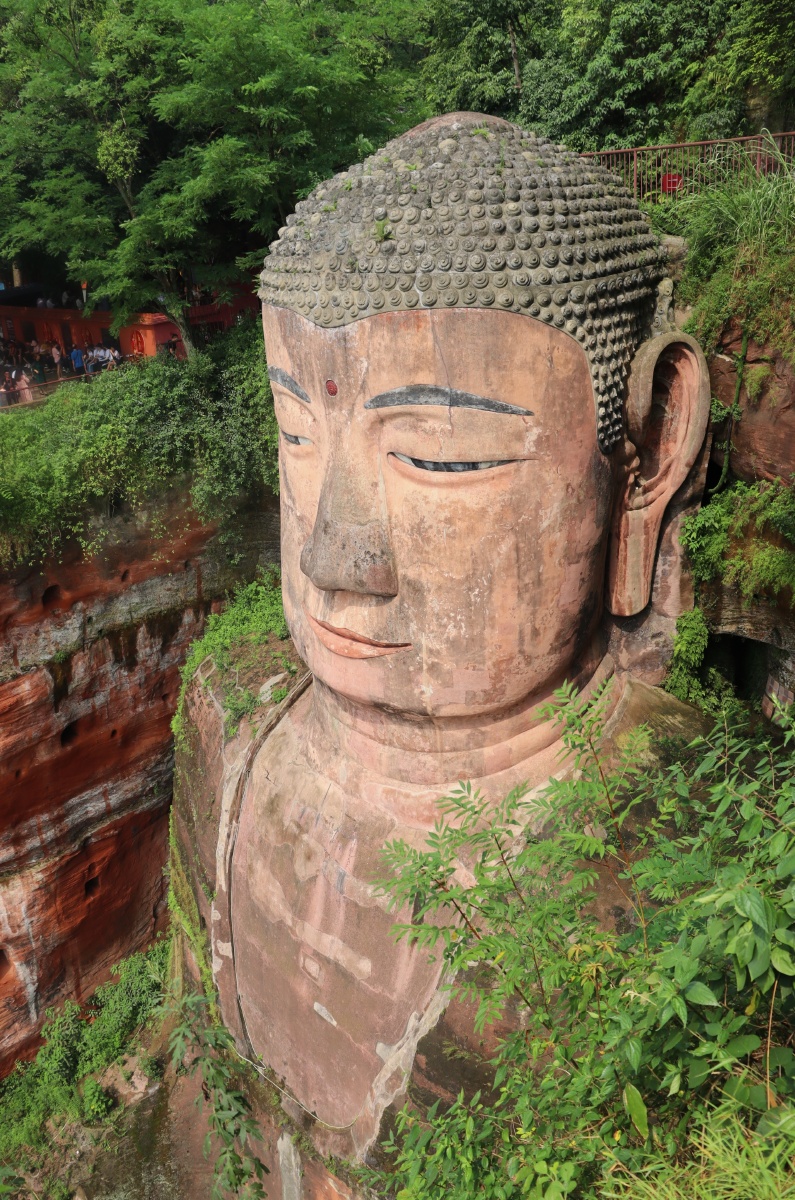 佛教圣地四川乐山第一次见到这么大的佛像甚是壮观观赏大佛分为两条