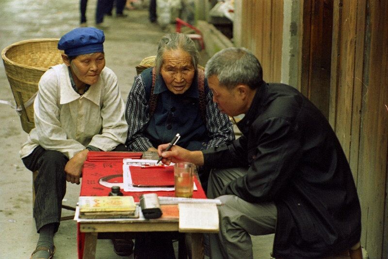 这种活路在乡下叫算命，在城头叫心理咨询。<br />
算命的叫先生，做心理咨询的叫医生。<br />
先生靠一支笔混口饭吃，医生拿一把刀闯荡江湖。<br />
总之，都不容易。