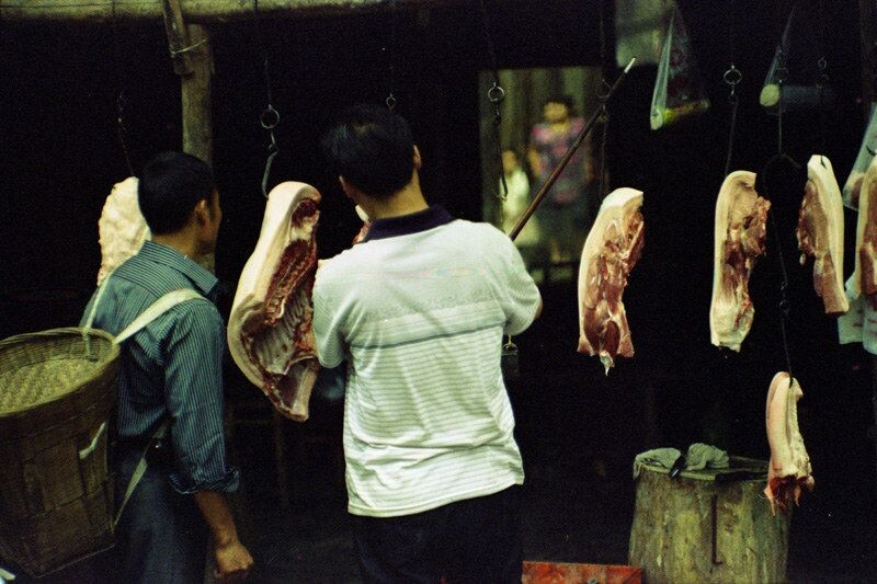 以鉴赏艺术品的姿态卖肉，吃肉也具有了艺术的气息。<br />
生活充满了艺术，这就是艺术人生。