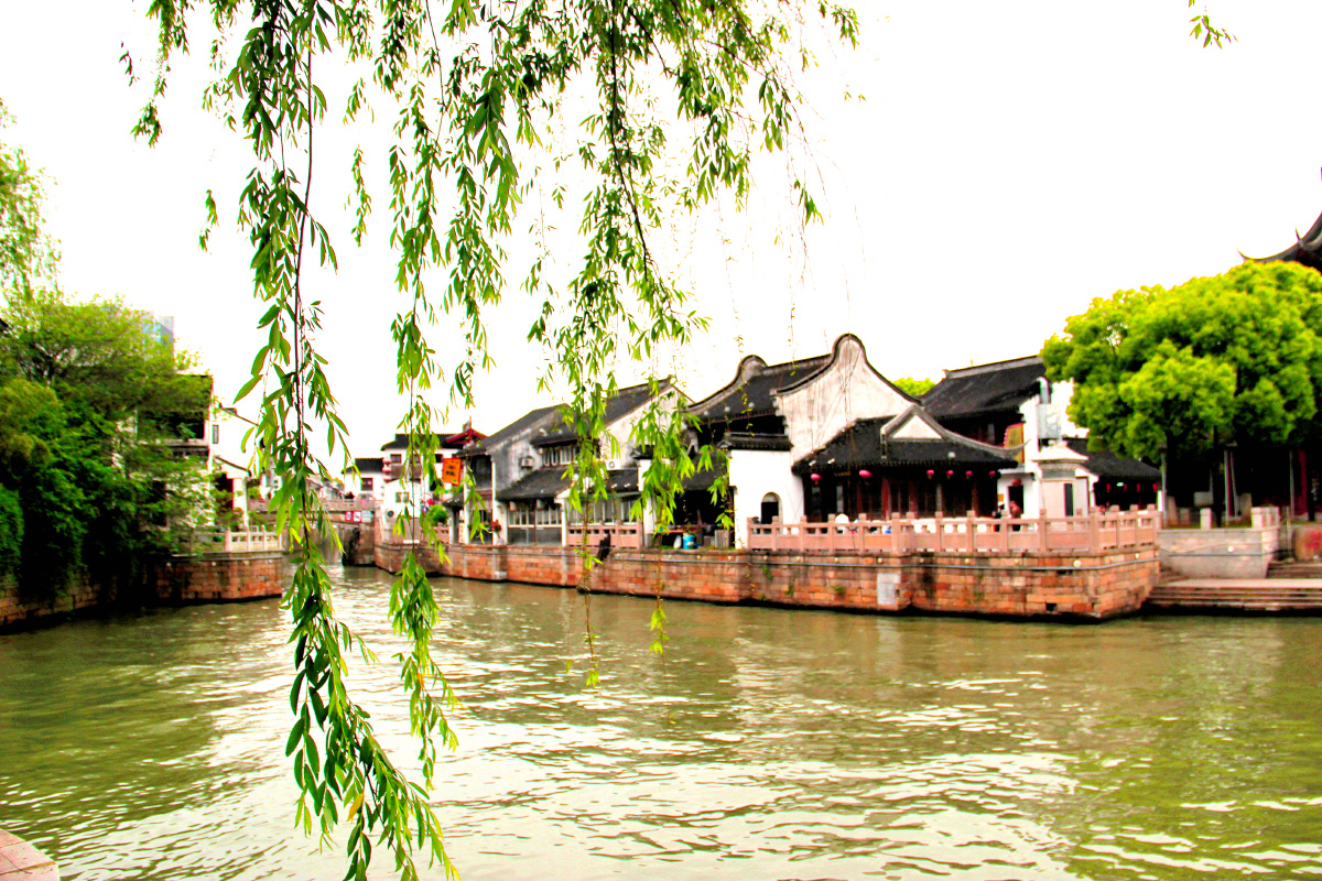 苏州护城河边风光
