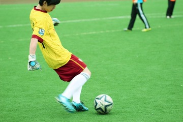 踢球的少年.jpg