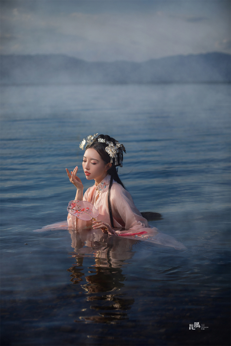 去救这位漂亮的汉服小姐姐她不小心落水啦2021年4月28日拉黑3昆腾哈哈