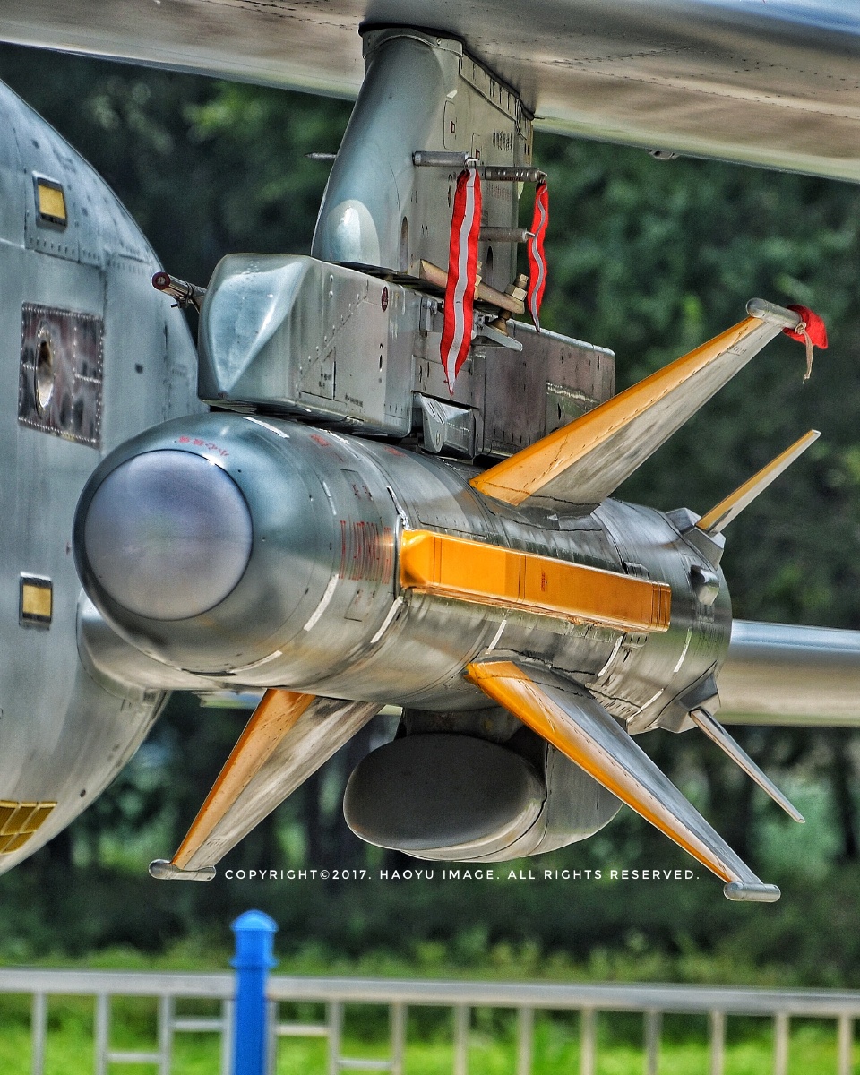 挂载"飞豹a"上的k/akd-88空对地/面导弹