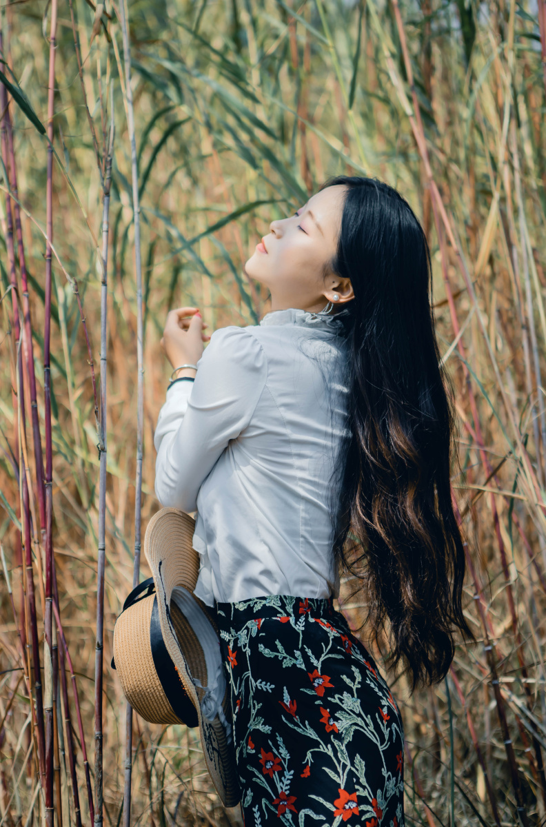 漂亮美女在芦苇荡各种摆拍