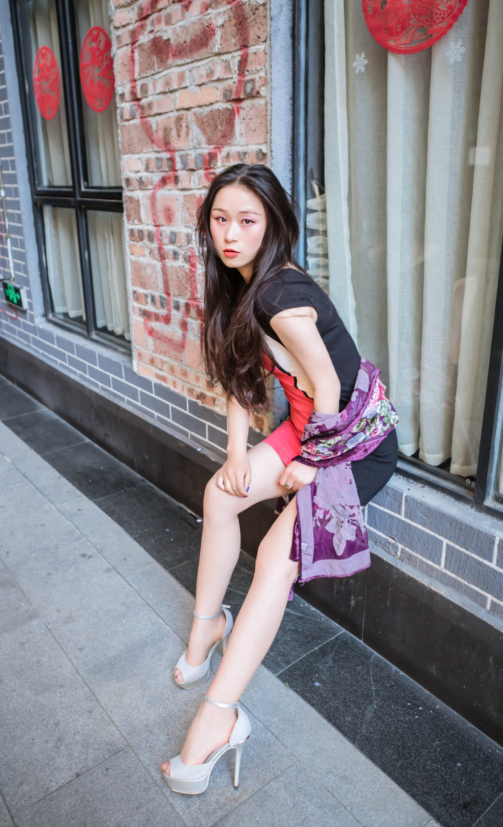 街拍漂亮性感的大长腿女神你喜欢吗