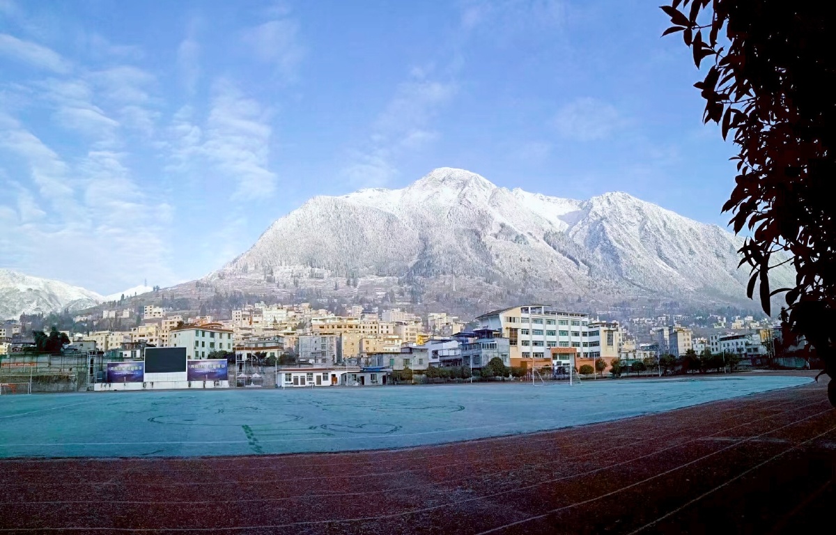雷波中学冬天的样子平房上的日落