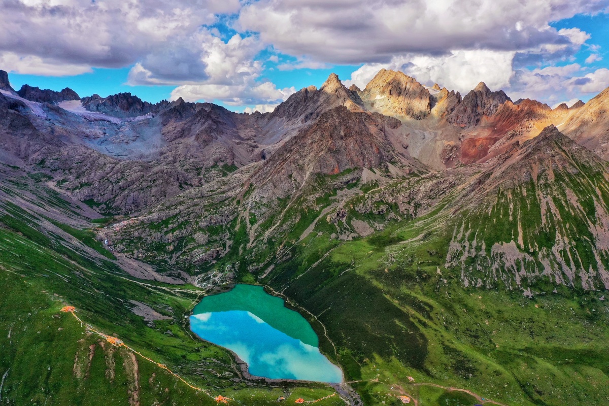 青海玉树江嘉多德神山风光由大疆无人机御2pro拍摄