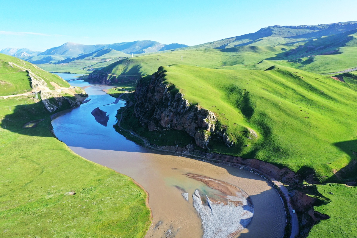 青海玉树草原风光蓝天白云青山绿水最美的时节是七月