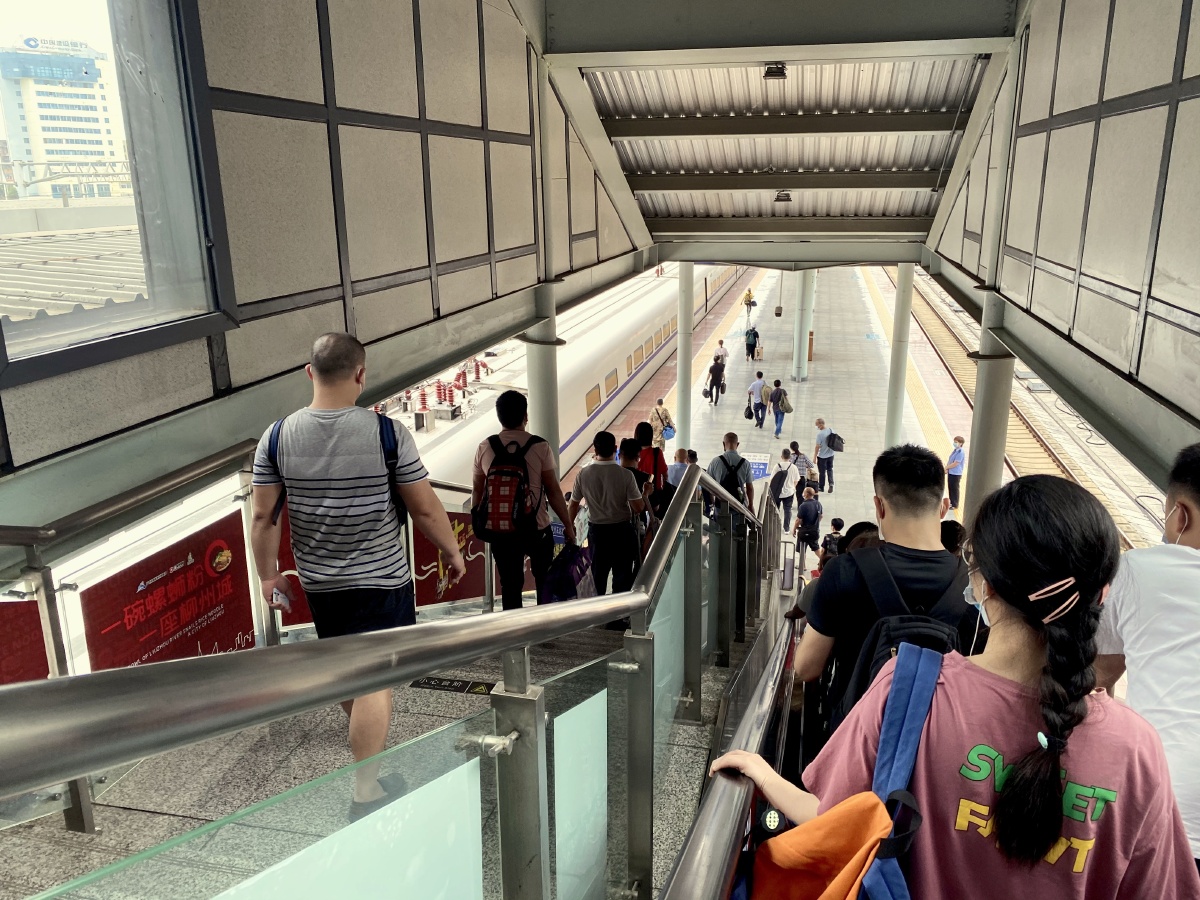 忙着赶高铁的人们