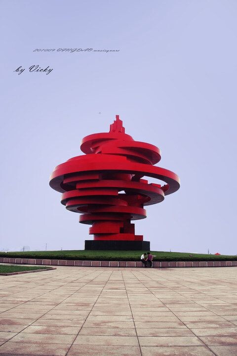 summer  in QINGDAO<br />
今天碰巧看到青岛这个小组   就想到自己去过两次青岛  似乎都是夏天去的   似乎都还没见识过秋天的青岛 似乎应该调个深秋  去青岛转一圈