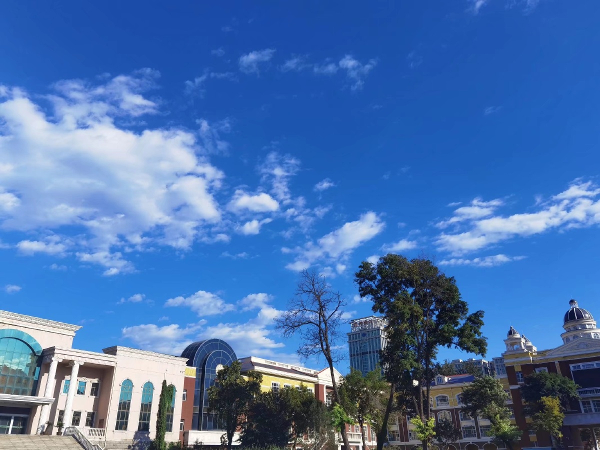 夏日的石家庄第二十四中学是高中生们学习的天堂红色的七一学校精神永