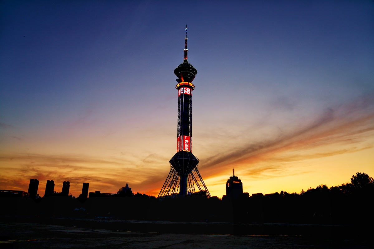 晚霞映衬的国际庄电视塔