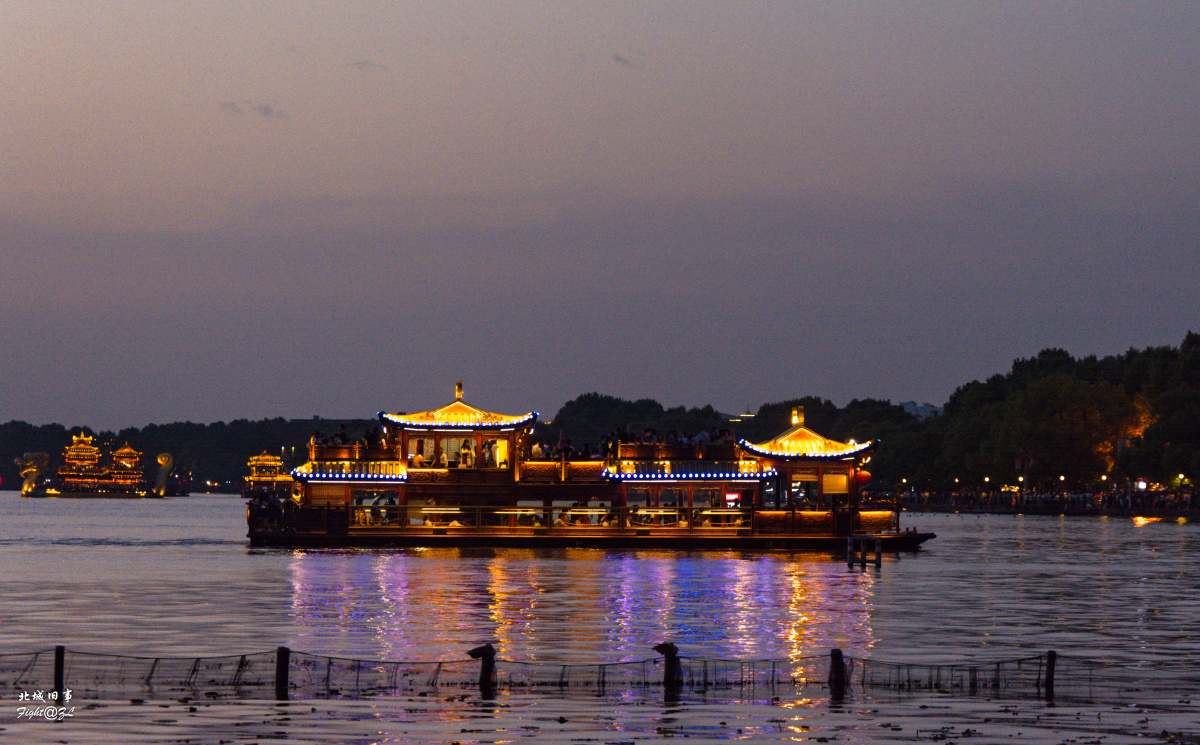 西湖游船夜景