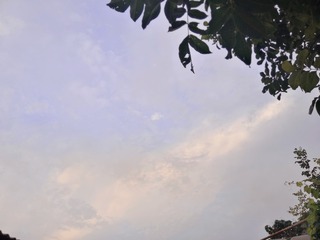 895930