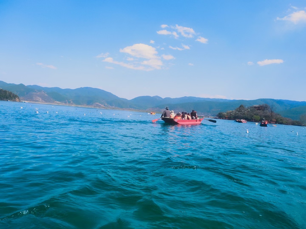 泸沽湖水是碧色的很安逸很放松