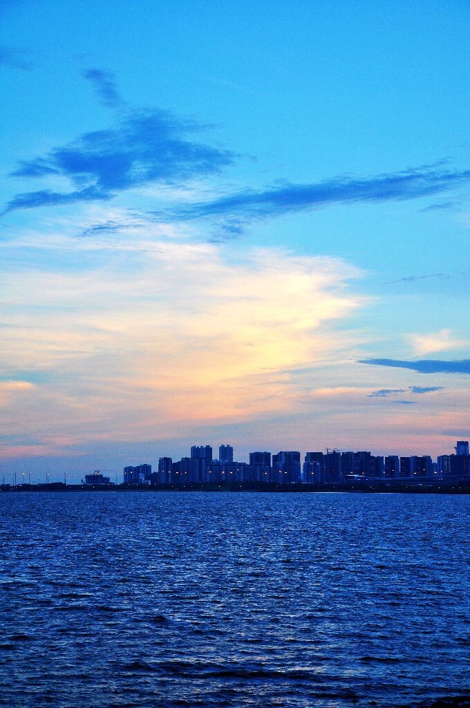 红树林9<br />
仿佛天空的画布上被擦出一笔