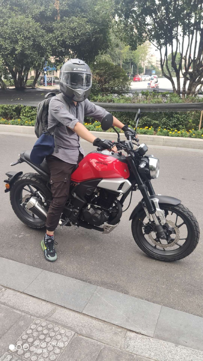 摩托车骑行骑士重机本田哈雷