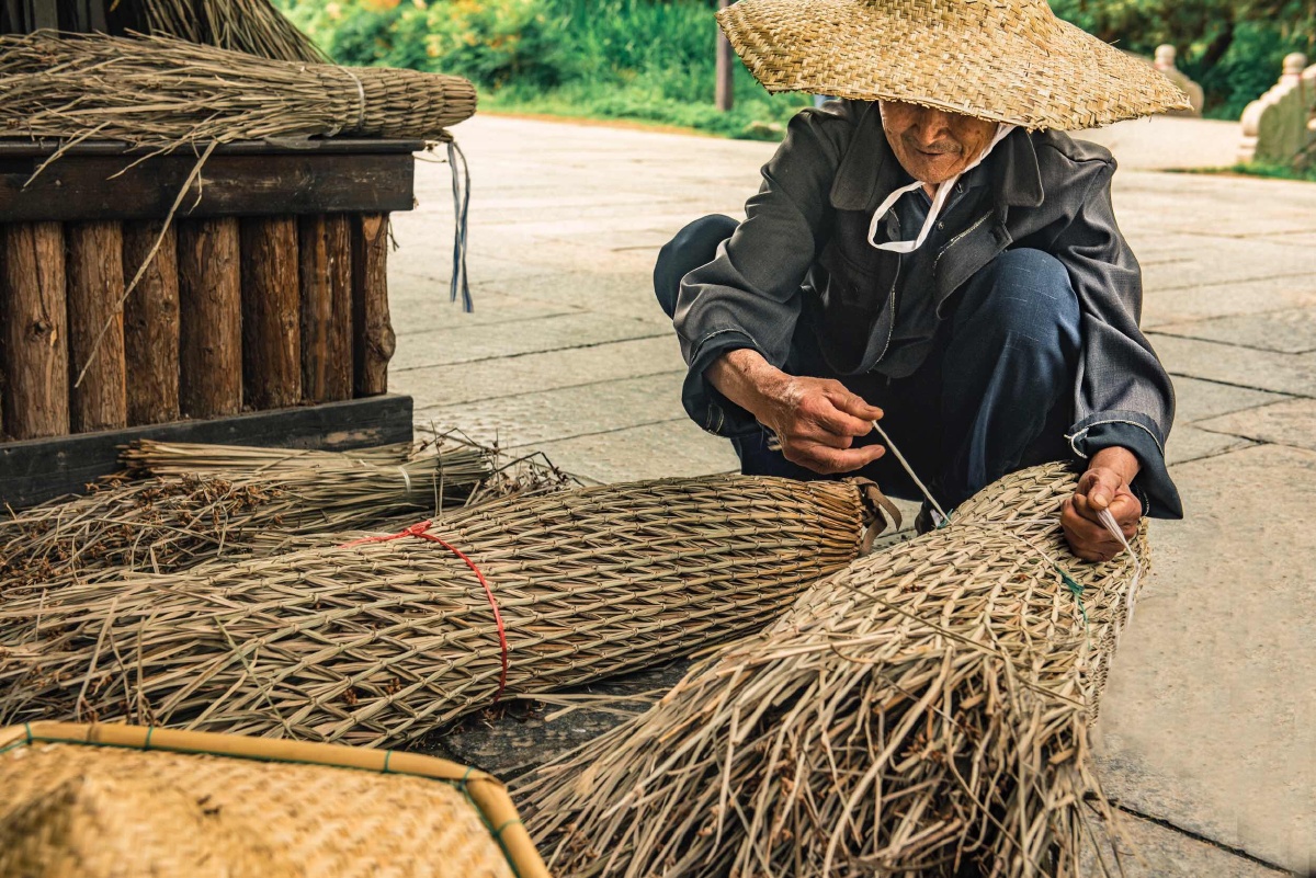 街边卖斗笠的老翁