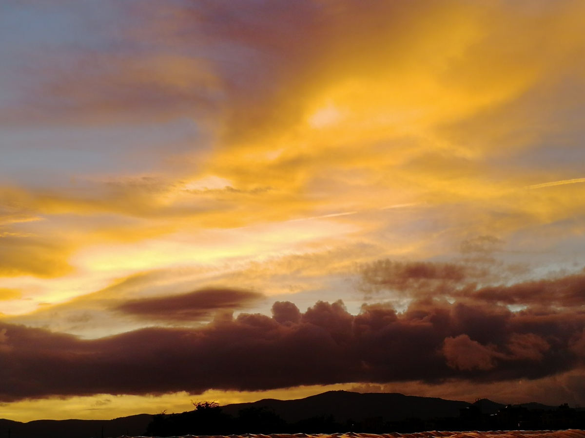 天空的绚丽色彩总让人对生活充满了无限幻想