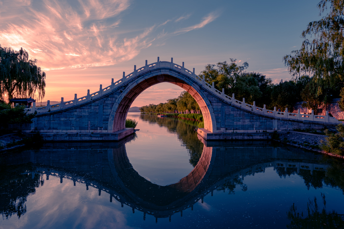 桥洞在点缀水面的荷叶在天边飘来的几片云还有佛香阁脚下的那片湖那座