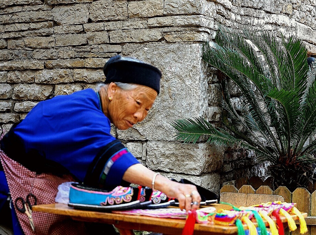 天龙屯堡古镇里的汉族老人
