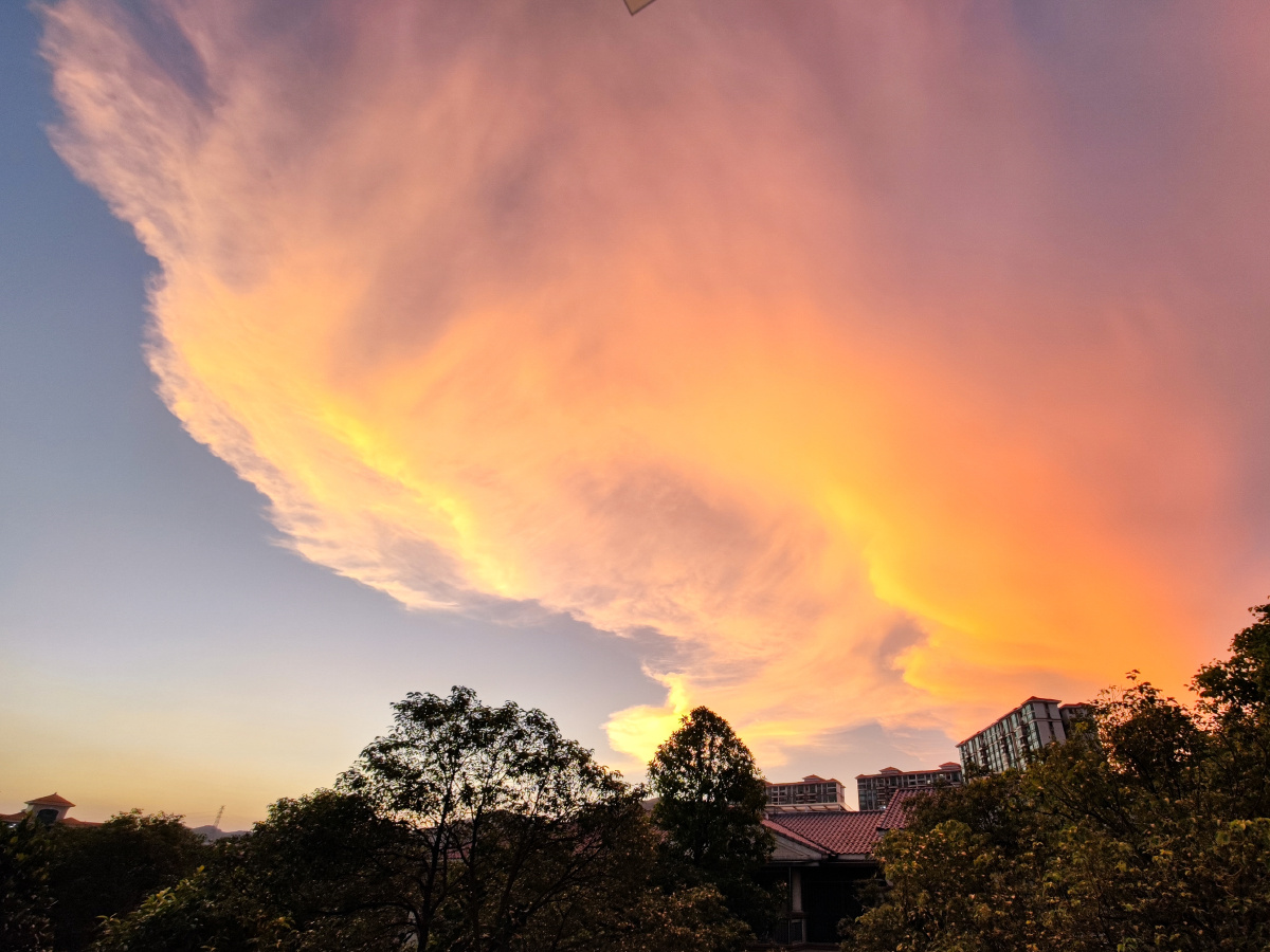 夕阳粉红色的云彩治愈受伤的心灵