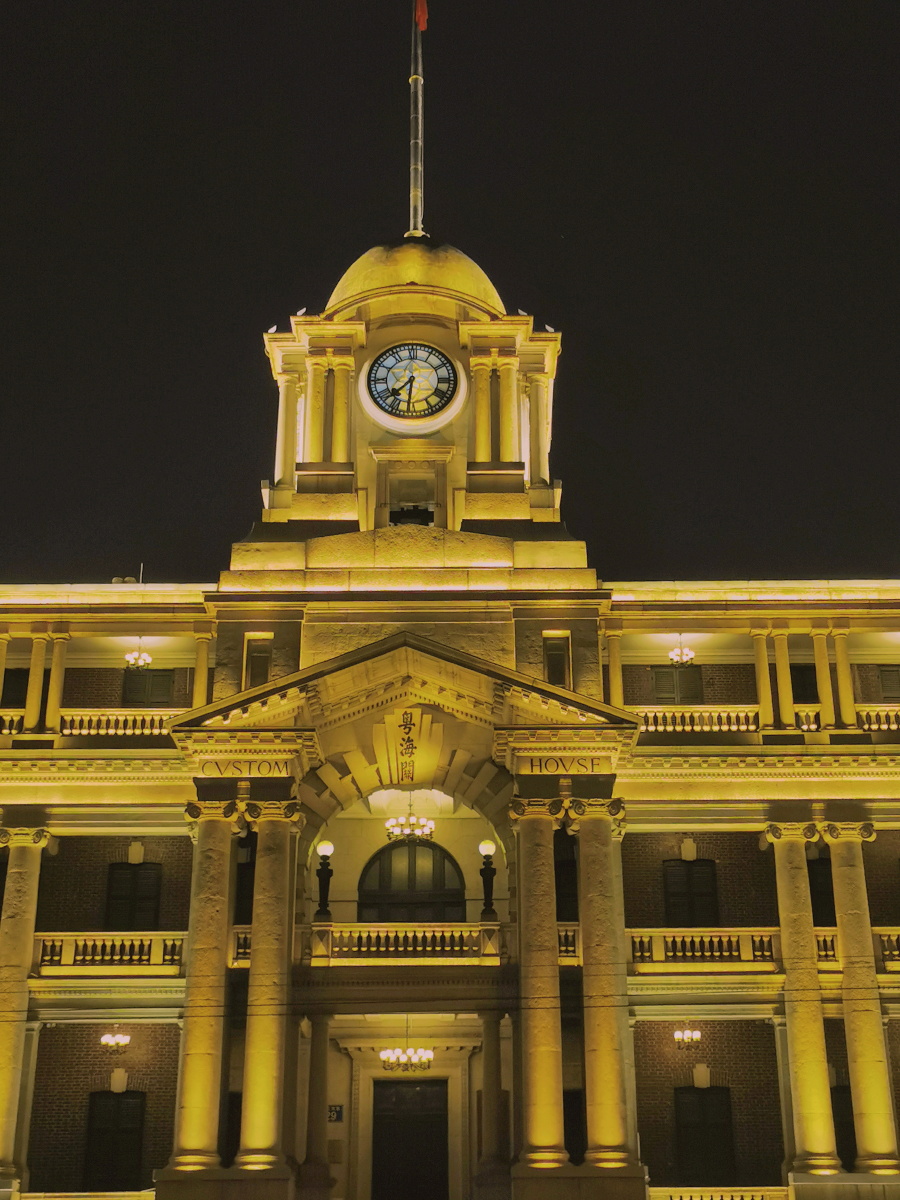 「#街头奇妙抓拍」 广州粤海关的夜大钟楼上红旗飘楼下街上车水马龙