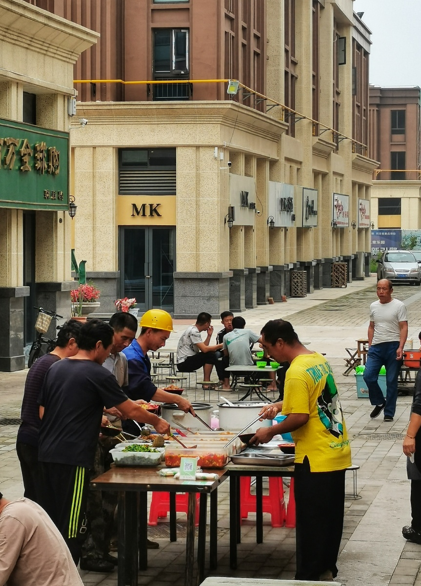 开在工地旁的民工自助餐8元管饱欧