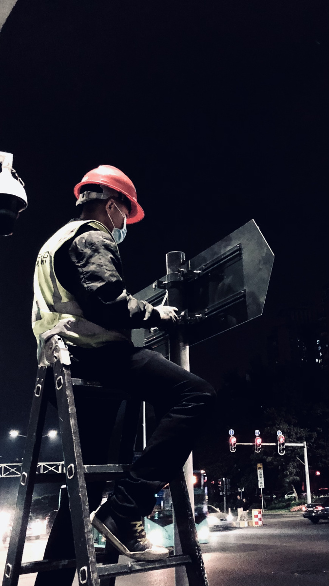 摄于2020广东深圳byiphonex加油夜晚的打工人