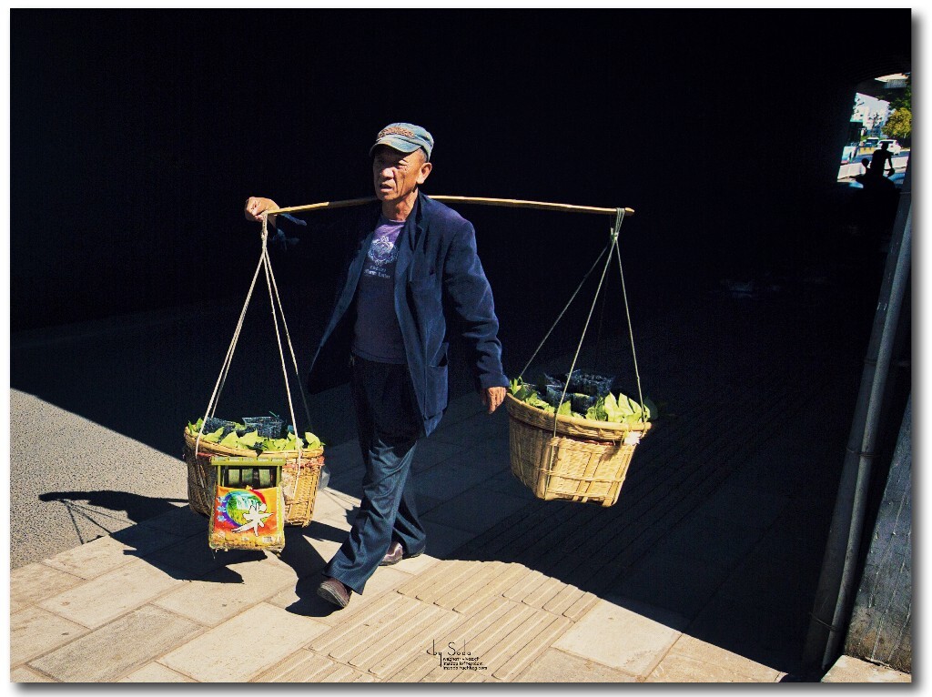 生活是黑白的，世界是彩色的。<br />
B&amp;W To Colorful.
