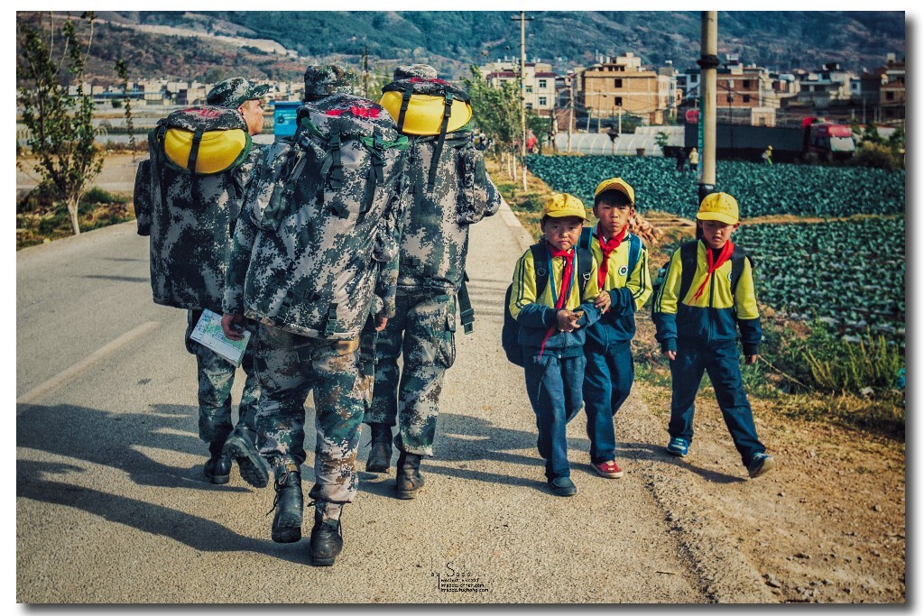 成长中的仨，征途中的仨。<br />
yeah they were all yellow.<br />
<br />
这张图忍不住多说几句，现在看来不只有黄帽子和黄脸盆的巧合，还看到当初的自己和将来的自己，想到许巍《曾经的你》还有coldplay《yellow》。<br />
