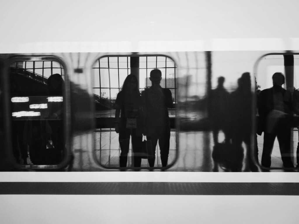 The lovers in a film.<br />
列车，胶片，恋人。