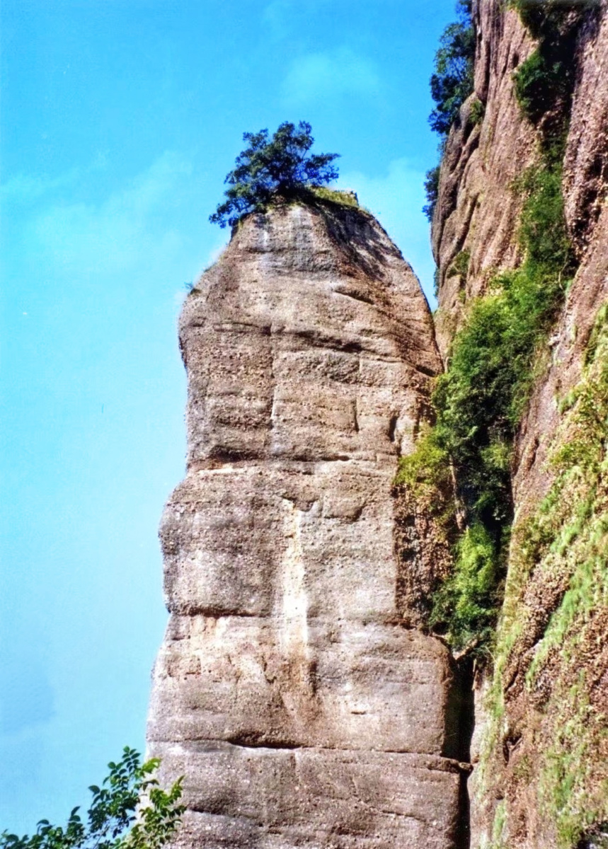 石笋峰位于剑门关景区内,地处剑门关绝壁中部.