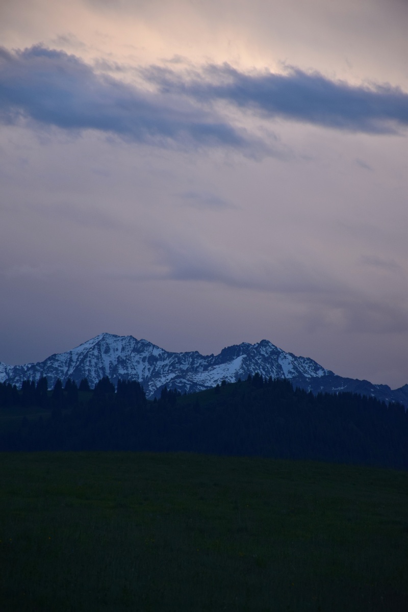 傍晚的琼库什台黄昏中的雪山静谧而美好
