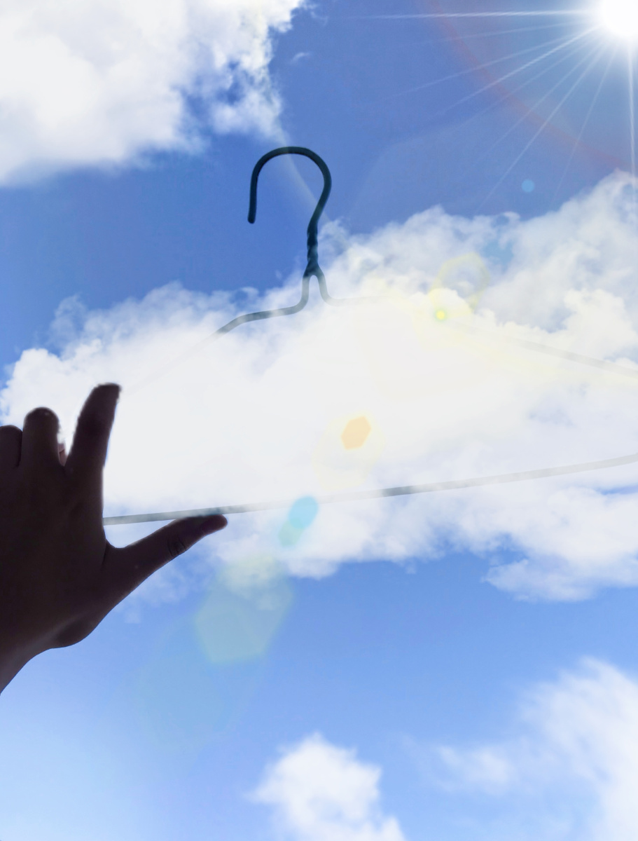 我只伸手 用衣架抓住了云 抓住这个夏天