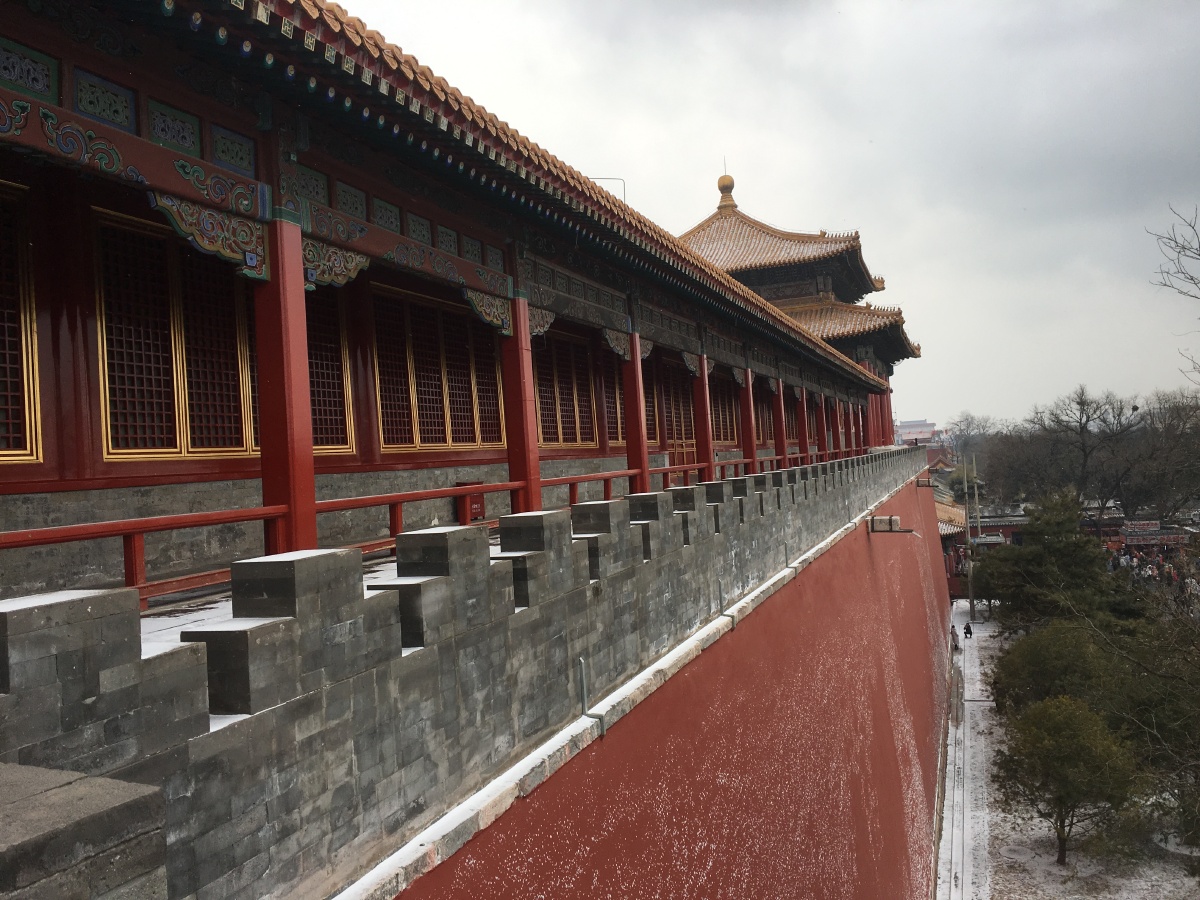 红墙绿瓦黄琉璃雪中取景映北京