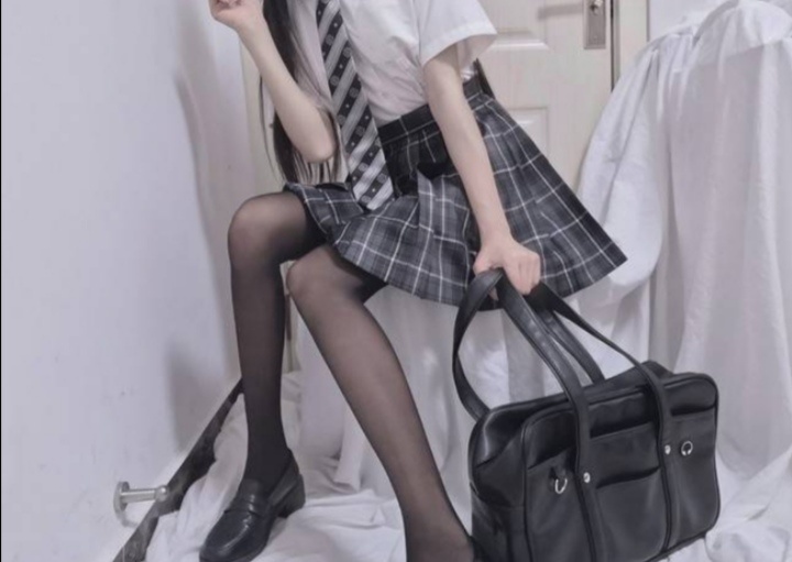 今天我和我的姐妹一起穿j k出门