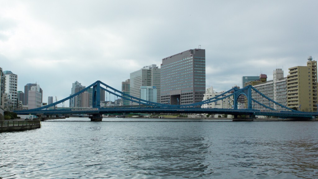 被誉为女性美的清洲橋,仿照德国的Deutz Suspension Bridge 设计,和永代橋・勝鬨橋被定为国家文化财产。<br />
那天走到那时,飘起了小雪。<br />
<br />
筋骨隆々とした男性美を想わせる永代橋に対して、清洲橋は、架橋当時から女性的な橋といわれていたそうだ。