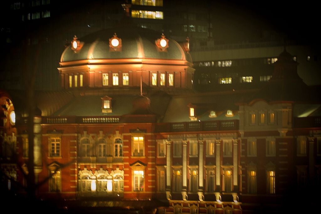 东京站<br />
窗外的朦胧夜色