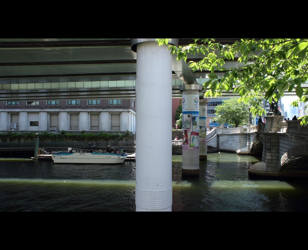日本橋---光与影的橋<br />
喜欢城市的这份宁静，<br />
喜欢在宁静中听流水声，<br />
喜欢在流水声中看光影，<br />
在流水声中听雅尼的in the mirror