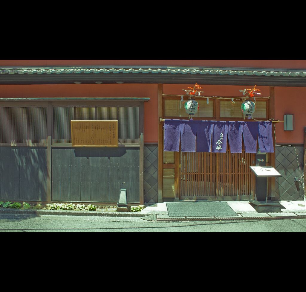 人形町的江户老铺---今半<br />
今半本店---排队排了一个半小时才进去吃了铁板牛肉。料理人在客人面前当场演绎，令客人口水直淌