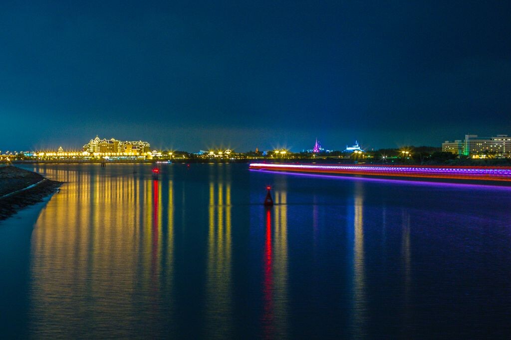 东京迪斯尼的夏夜是浪漫的，梦幻的。。。伴随着夜色的降临，有火花和迪斯尼sea的Show.隔岸相望，如看海市蜃楼。。。