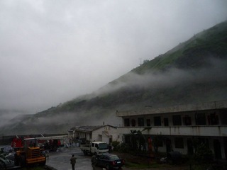 泥石流后的工地也有一番景致啊.jpg