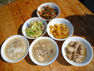 纳西族的六大碗.jpg