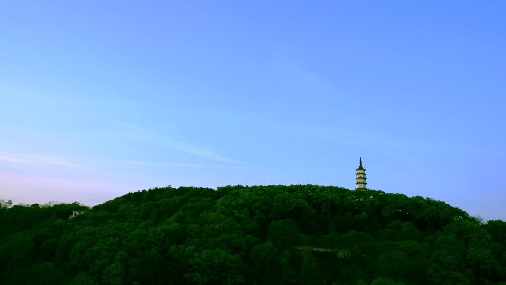 山之巅<br />
嵊州市，后山上的一座宝塔，不知年代几何？
