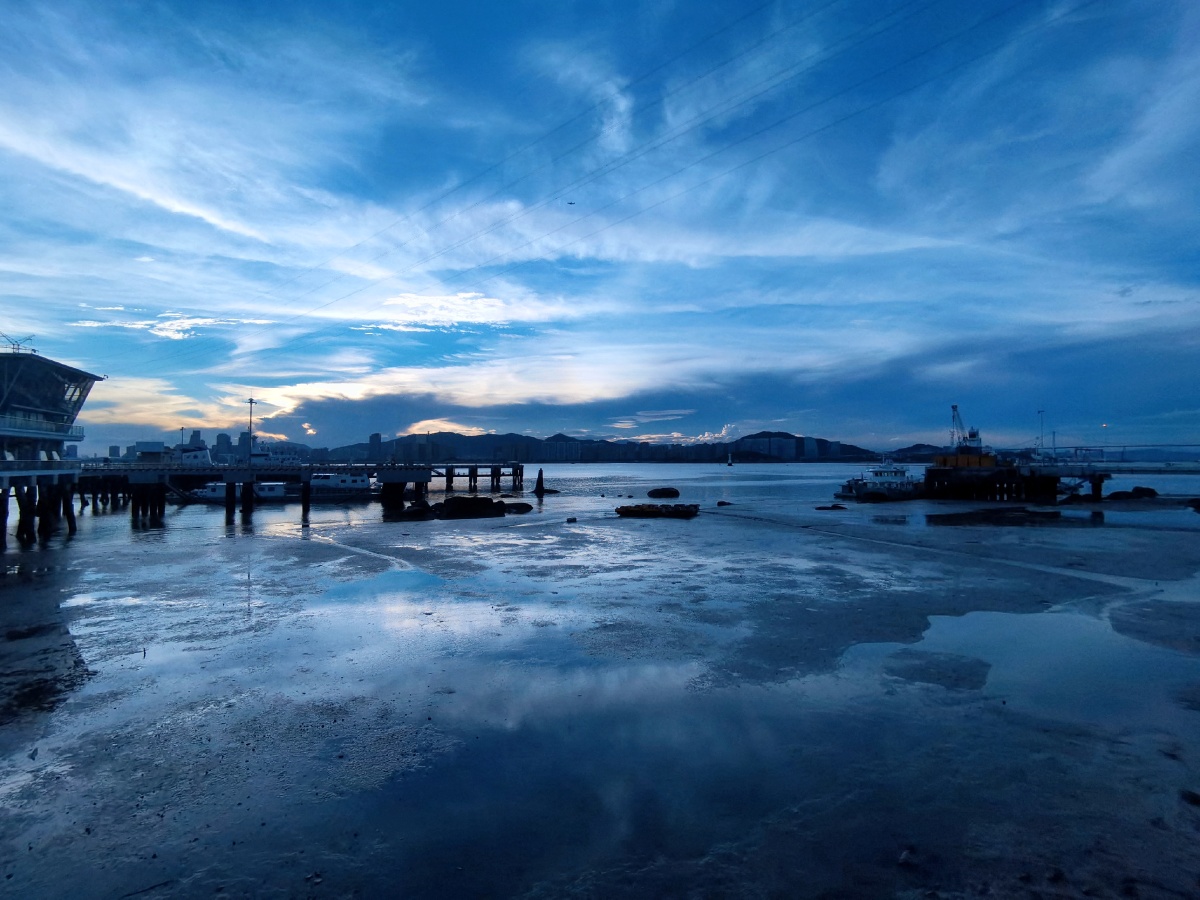 傍晚退潮后的海景海天一色