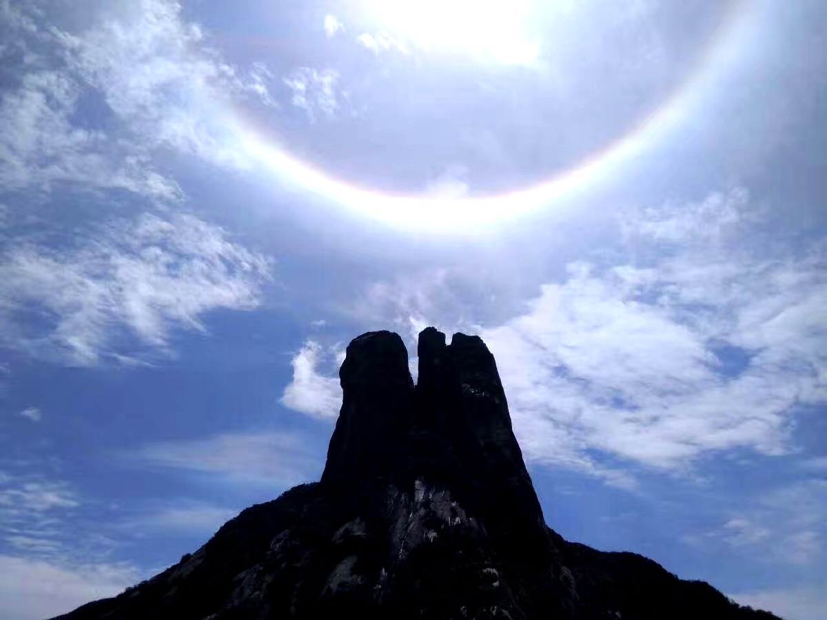 很美,太阳周边围着一圈彩虹,像光碟片,美仑美奂!