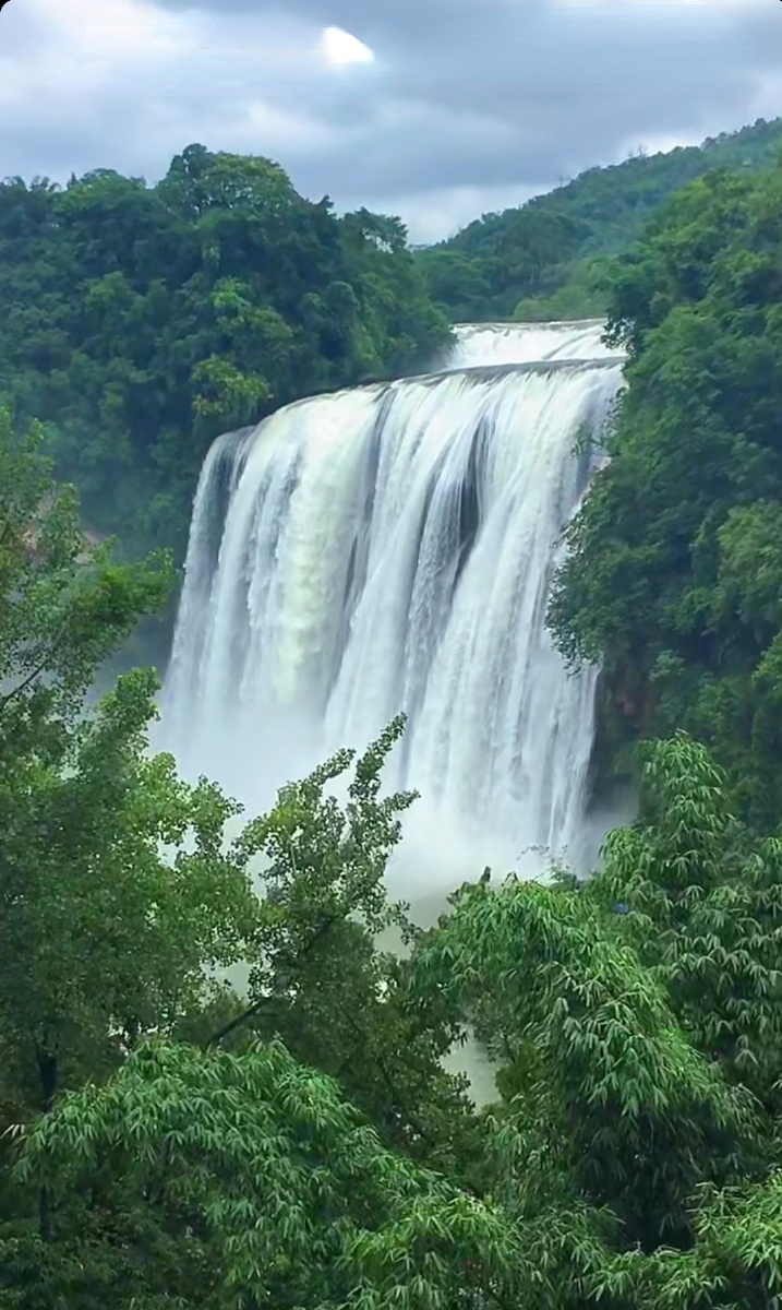 名胜景区黄果树瀑布一泻万丈蔚然壮观