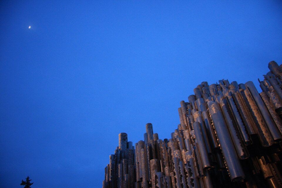 西贝柳斯公园夜景<br />
