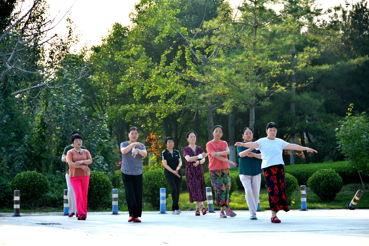 朝阳徐徐升起老人晨练舞起1